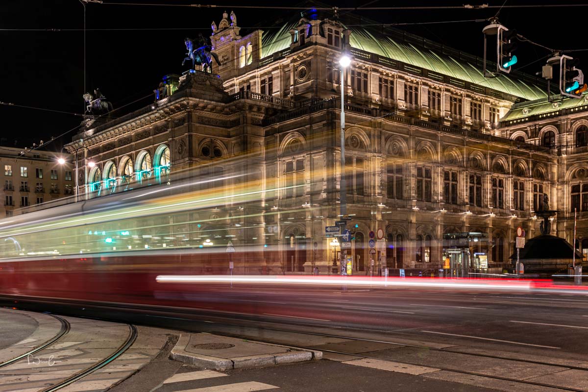 Nachtfotografie Wiener Oper mit Straßenbahn im Vordergrund